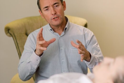 Psychoterapeutę wspierają osoby stojące przed wyzwaniami życiowymi